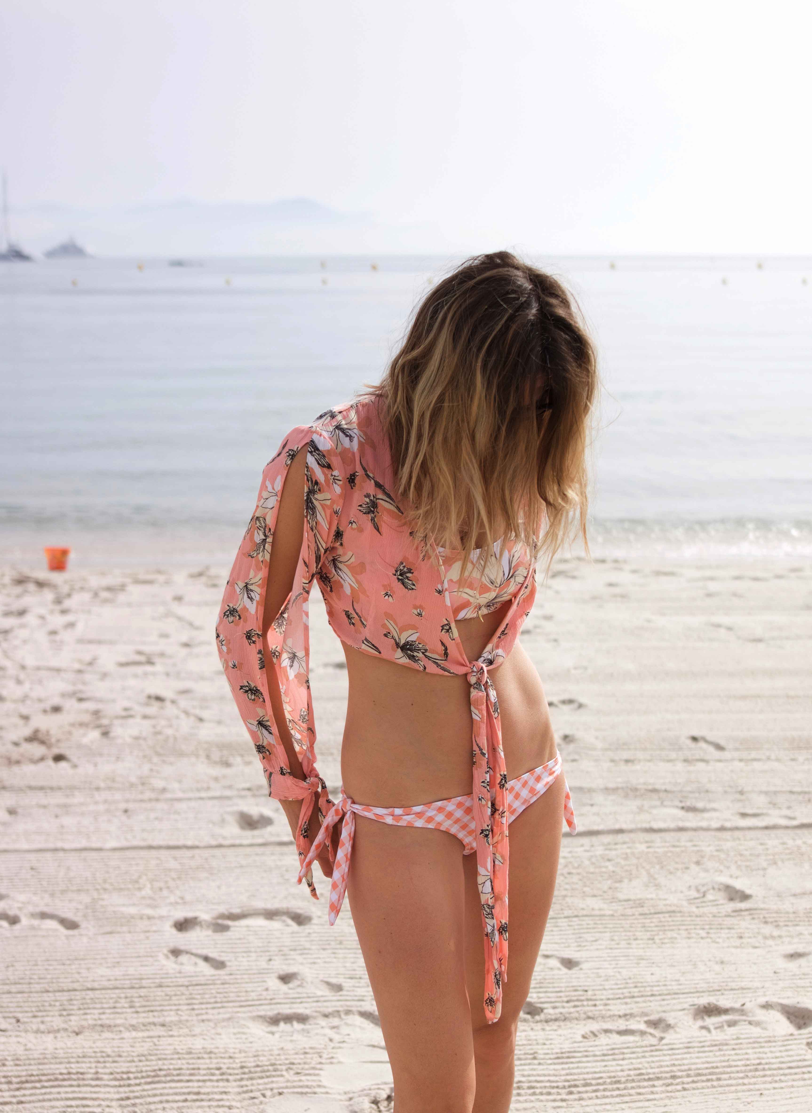ASOS - Haut de bikini court noué devant à motif tropical