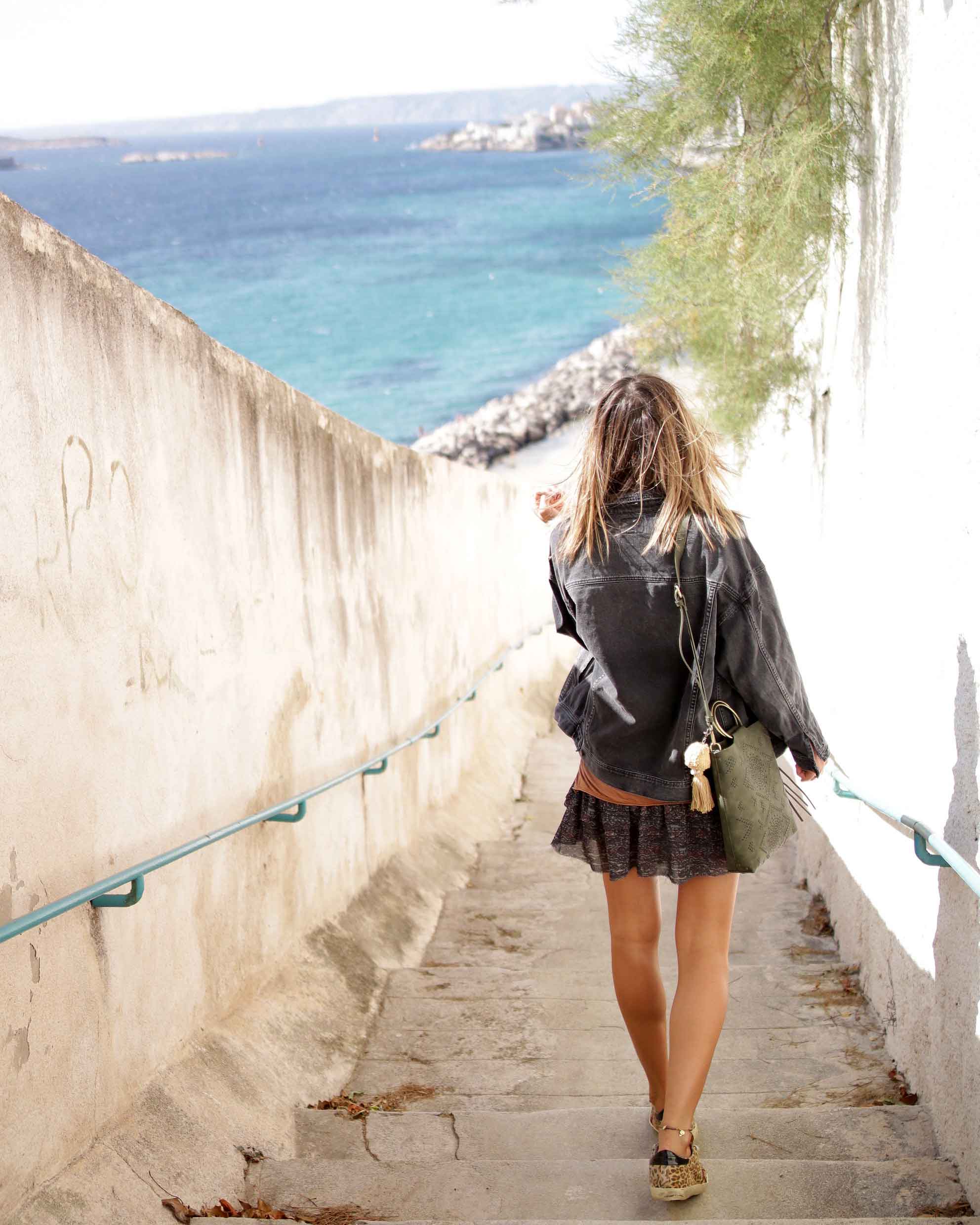 MINI SKIRT with oversize black denim jacket, fashion blogger, summer look, casual style, golden goose sneakers