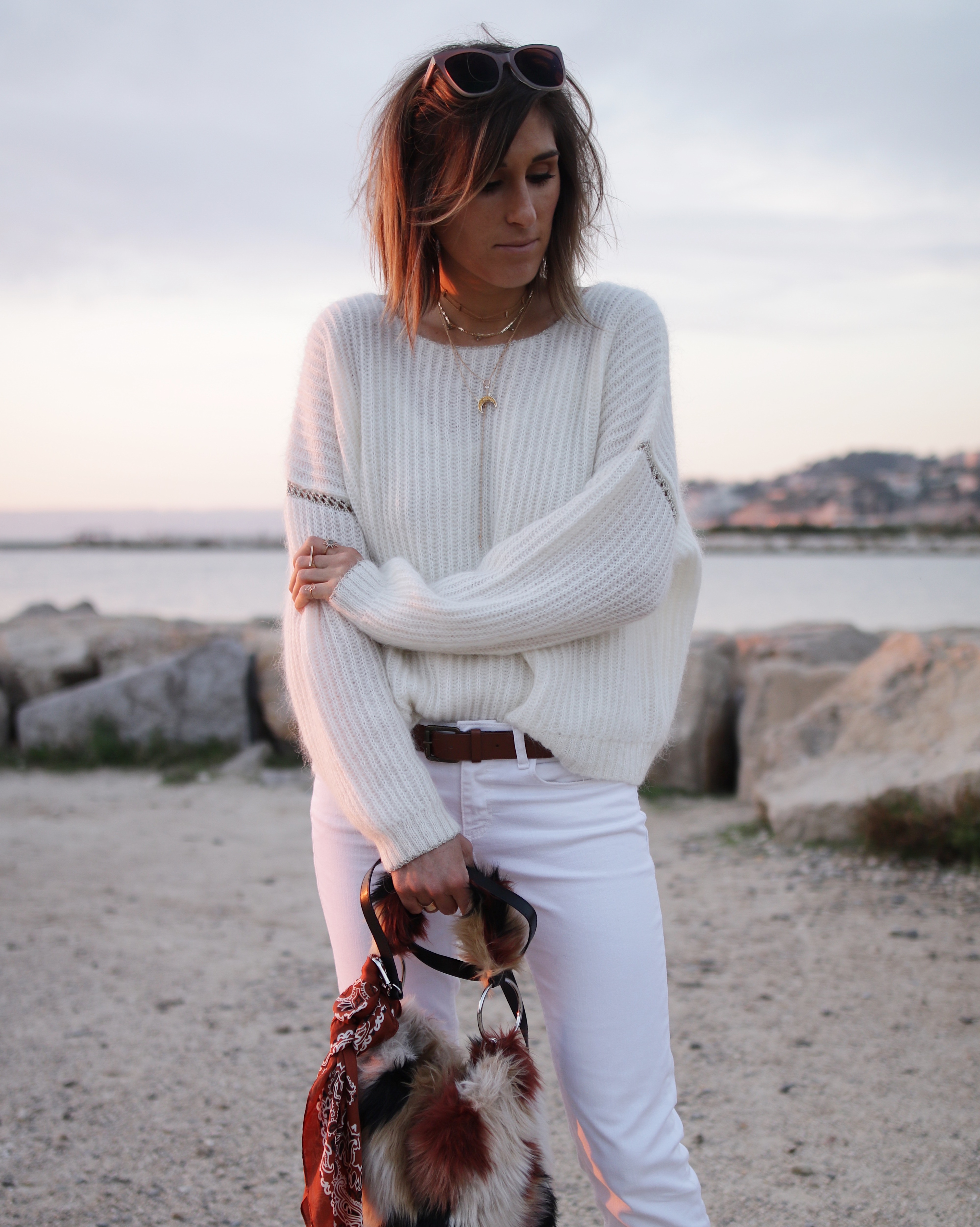 pull laine blanc ikks, white outfit, jeans et pull blancs, pull cozy blanc