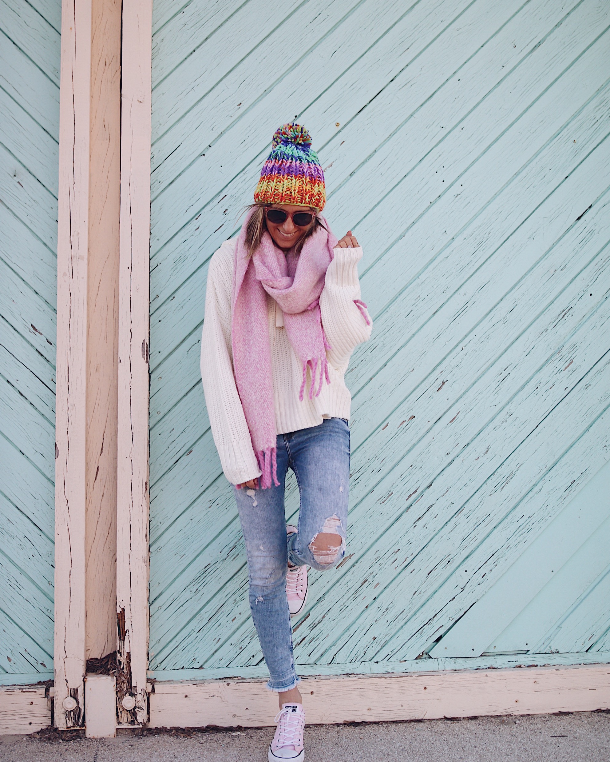 COLORFUL - Chon & HON - www.chonandchon.com - colorful beannie and denim, casula style, fashib lobbe, pink scarf, grosse écharpe rose laine oversize