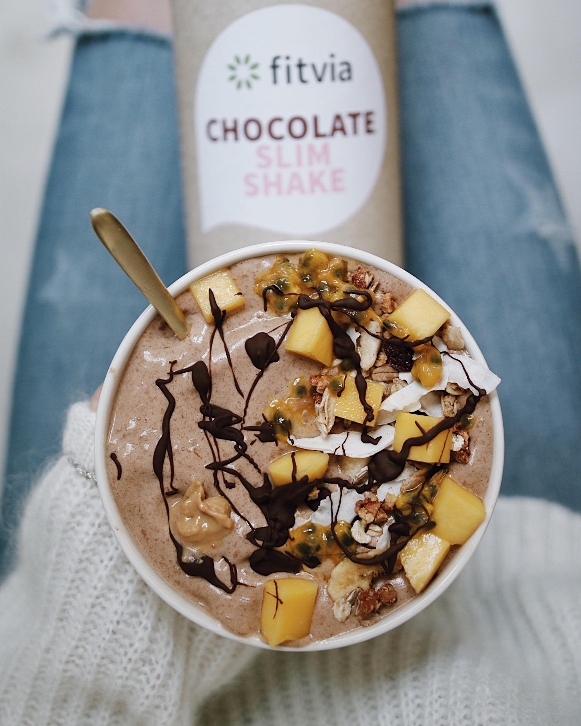 recette smoothie bowl chocolat healthy sain et protéiné avec chocolate slim shake chocolat FITVIA
