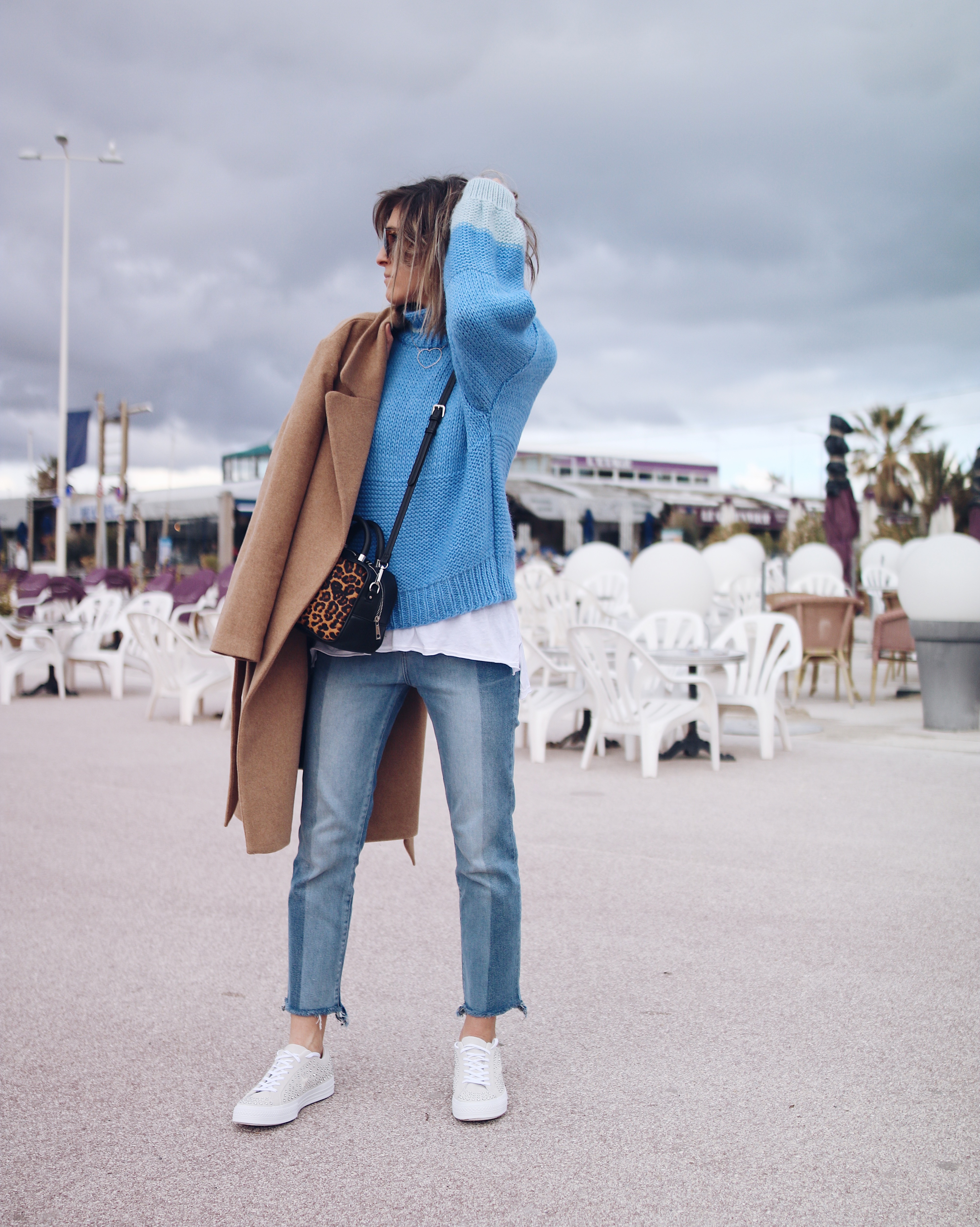 BLUE KNIT - Chon & CHON - denim style, white converse sneakers, camel coat, look décontracté avec pull l aine bleu