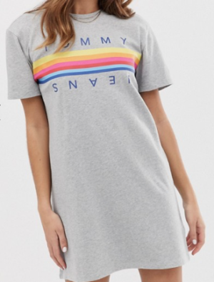 Tommy Jeans – Robe t-shirt à inscription logo arc-en-ciel