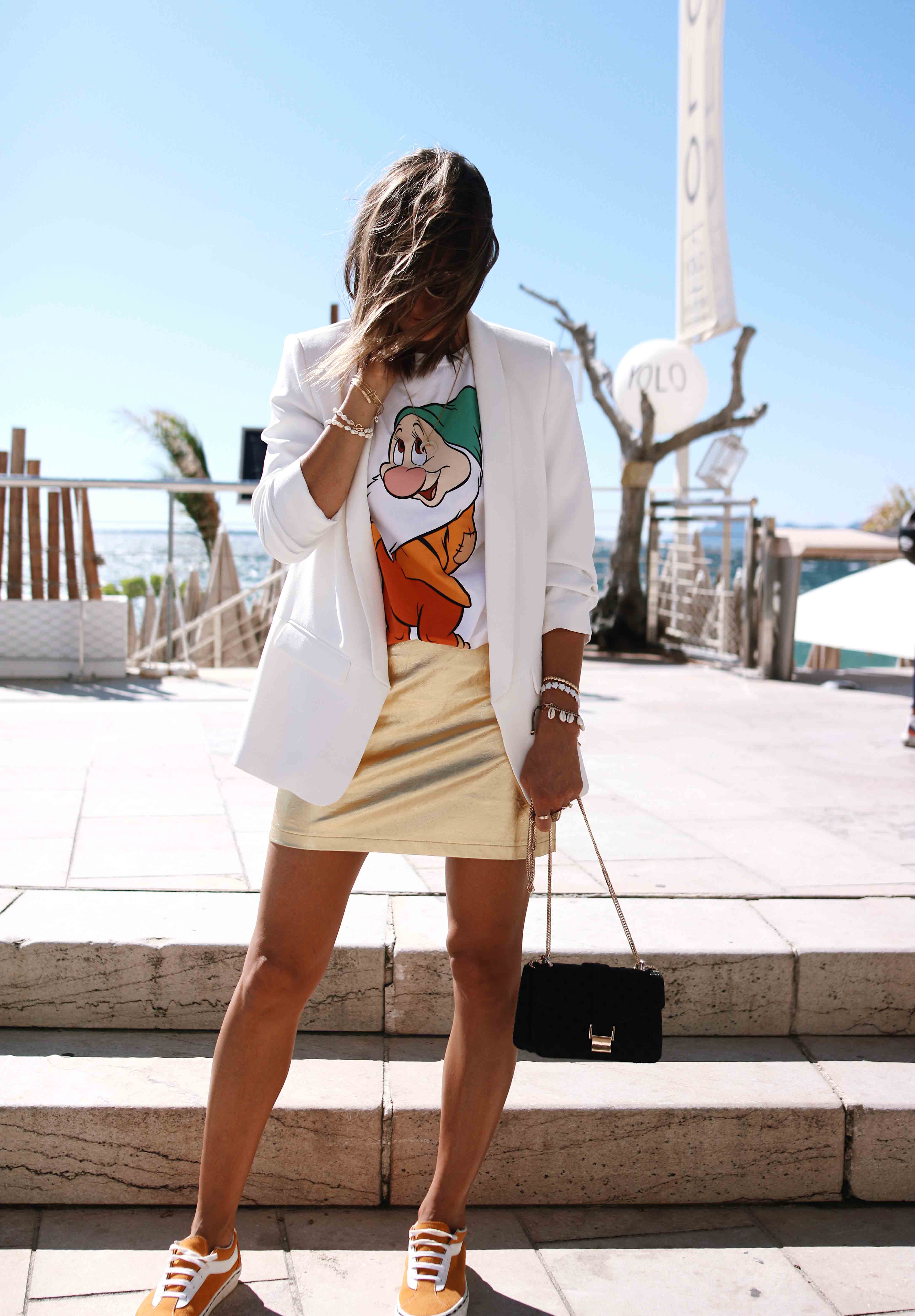 @chon.and.chon - fashion blogger - disney t shirt, gold mini skirt, white blazer, casual and girly style - french blogger - south of france