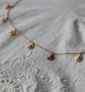 BRACELET DE CHEVILLE SAND DOLLAR SIX BRELOQUES / 3 BRELOQUES ET 3 PIERRES DE TURQUOISES EN PLAQUÉ OR MYO JEWEL