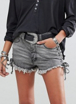 ONE TEASPOON – FESTIVAL – OUTLAWS – SHORT EN JEAN À OURLETS BRUTS ET LAÇAGE SUR LE CÔTÉ