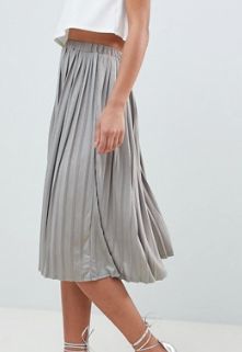 MISSGUIDED TALL – JUPE MI-LONGUE PLISSÉE EN SATIN MARTELÉ – GRIS MÉTALLISÉ