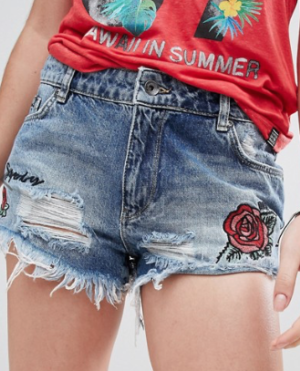 SUPERDRY – SHORT EN JEAN BRODÉ AVEC DÉCHIRURES