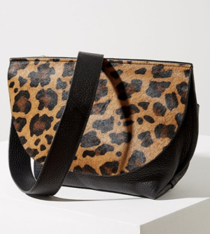 SAC À BANDOULIÈRE EN CUIR IMPRIMÉ LÉOPARD anthropologie