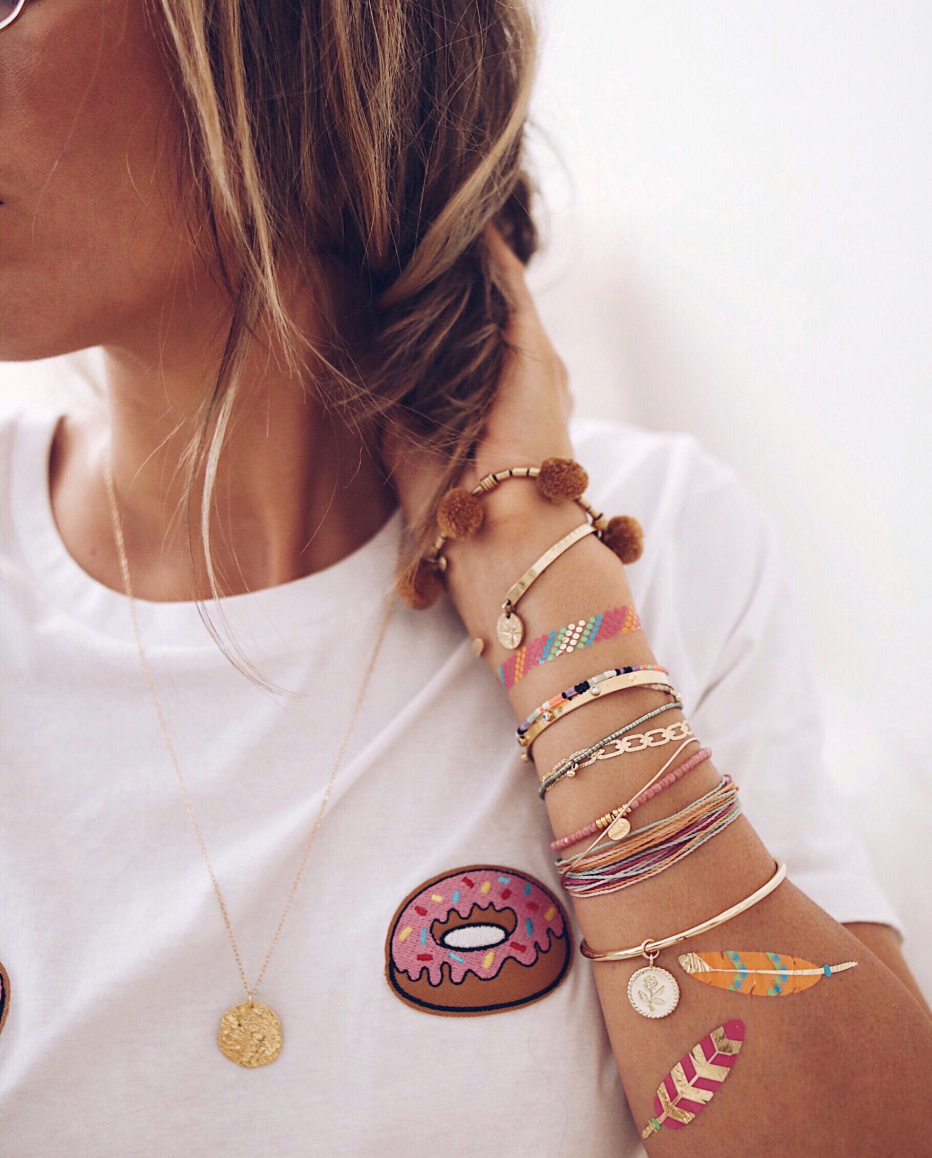 FLASHY ARM, arm candy, gold bangles, flash tatoos, colorful bracelets, jewelery addict, jewelry blogger