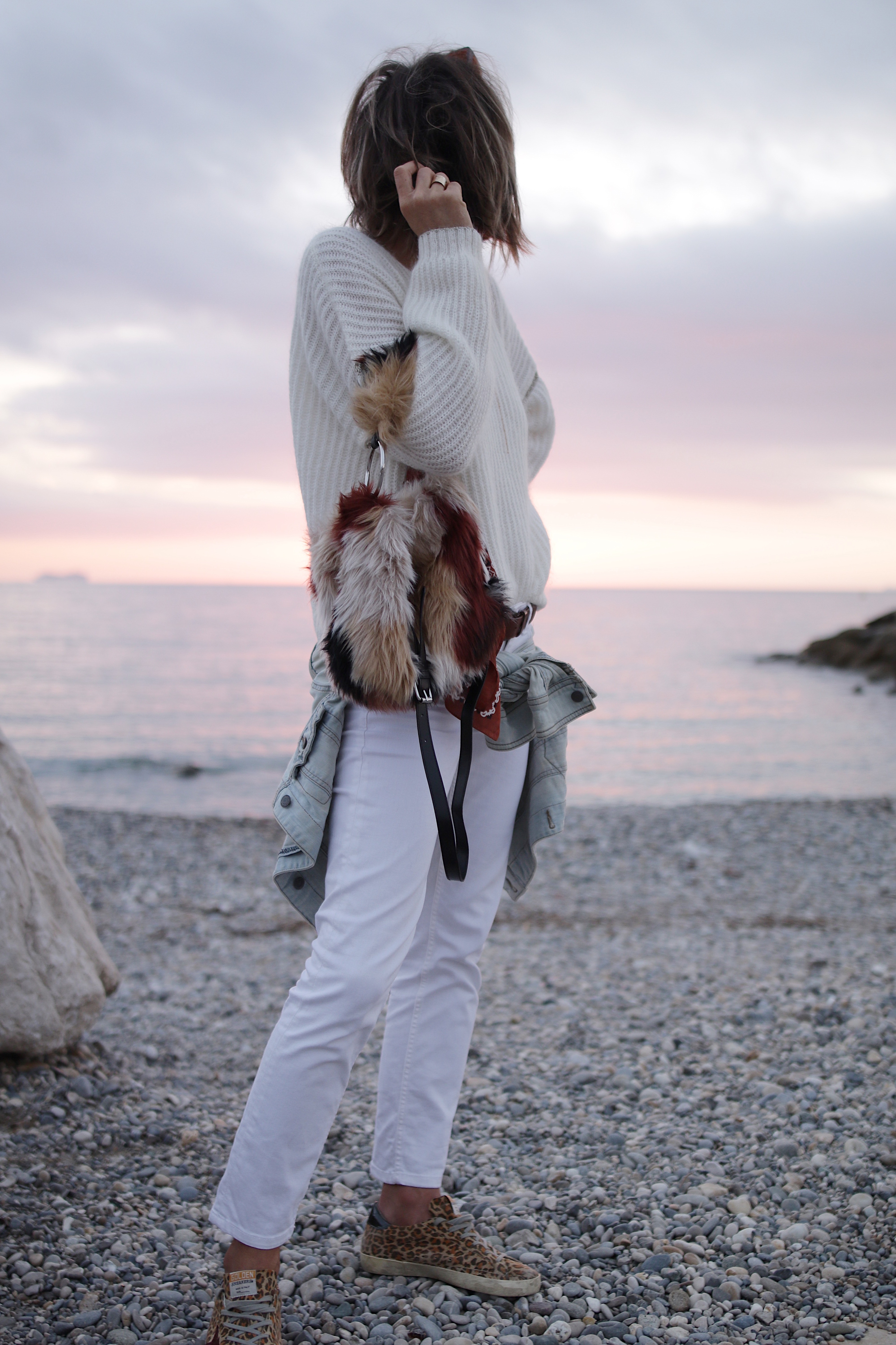 pull laine blanc ikks, white outfit, jeans et pull blancs, pull cozy blanc