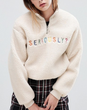 BERSHKA – SWEAT EN IMITATION PEAU DE MOUTON À FERMETURE ÉCLAIR AVEC INSCRIPTION « SERIOUSLY »