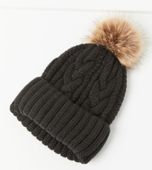 BONNET en maille torsadée avec pompon en fourrure URBAN OUTFITERS