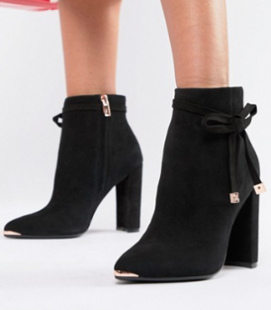 Ted Baker – Bottines à talon en daim ornées d’un nœud – Noir