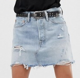 Levi’s – Mini-jupe en jean avec déchirures et ourlets bruts