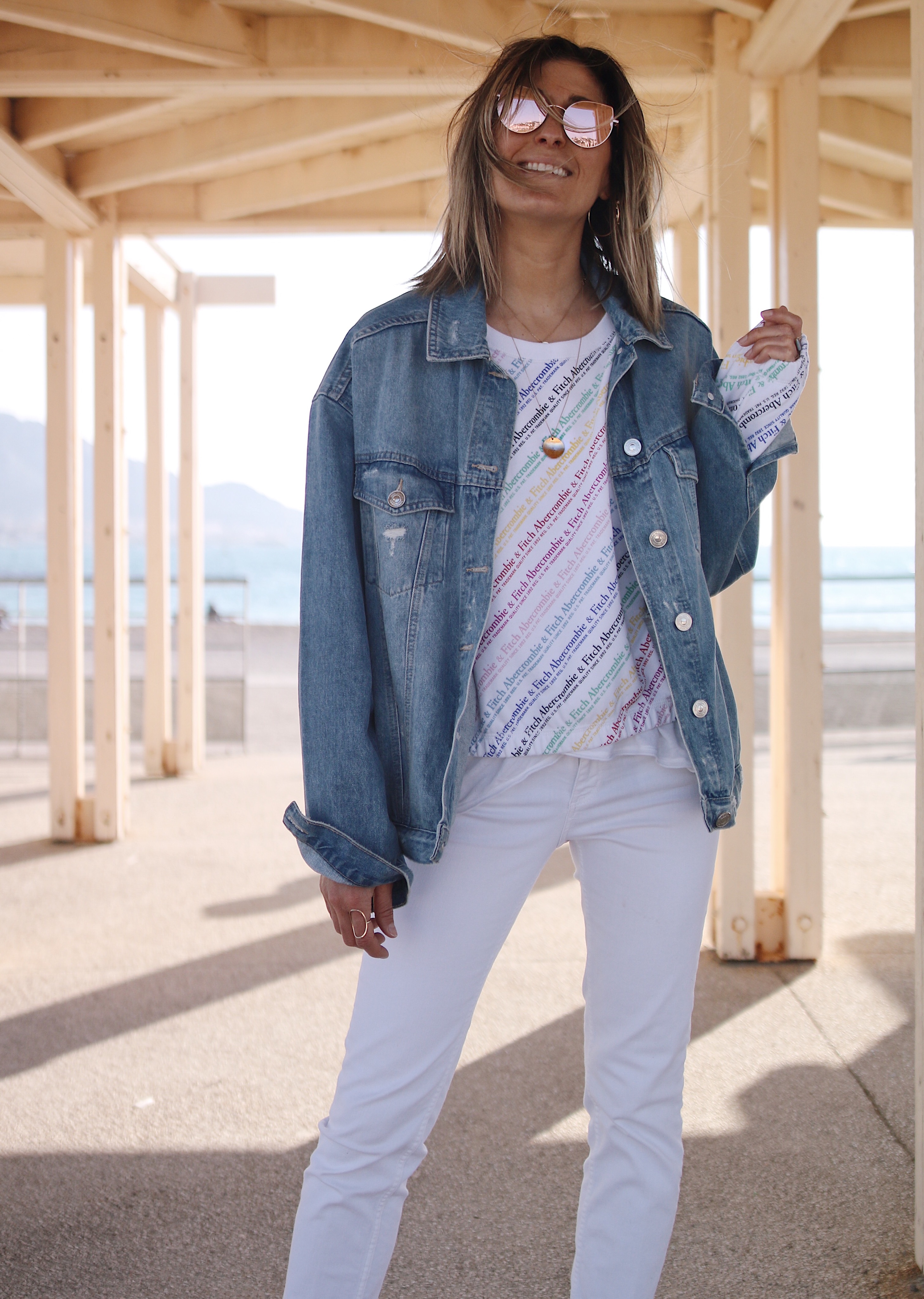 Chon & CHON - WWW.CHONANDCHON.COM casual style, abercrombie and fitch sweat, white denim, denim jacket, pink sunnies, 