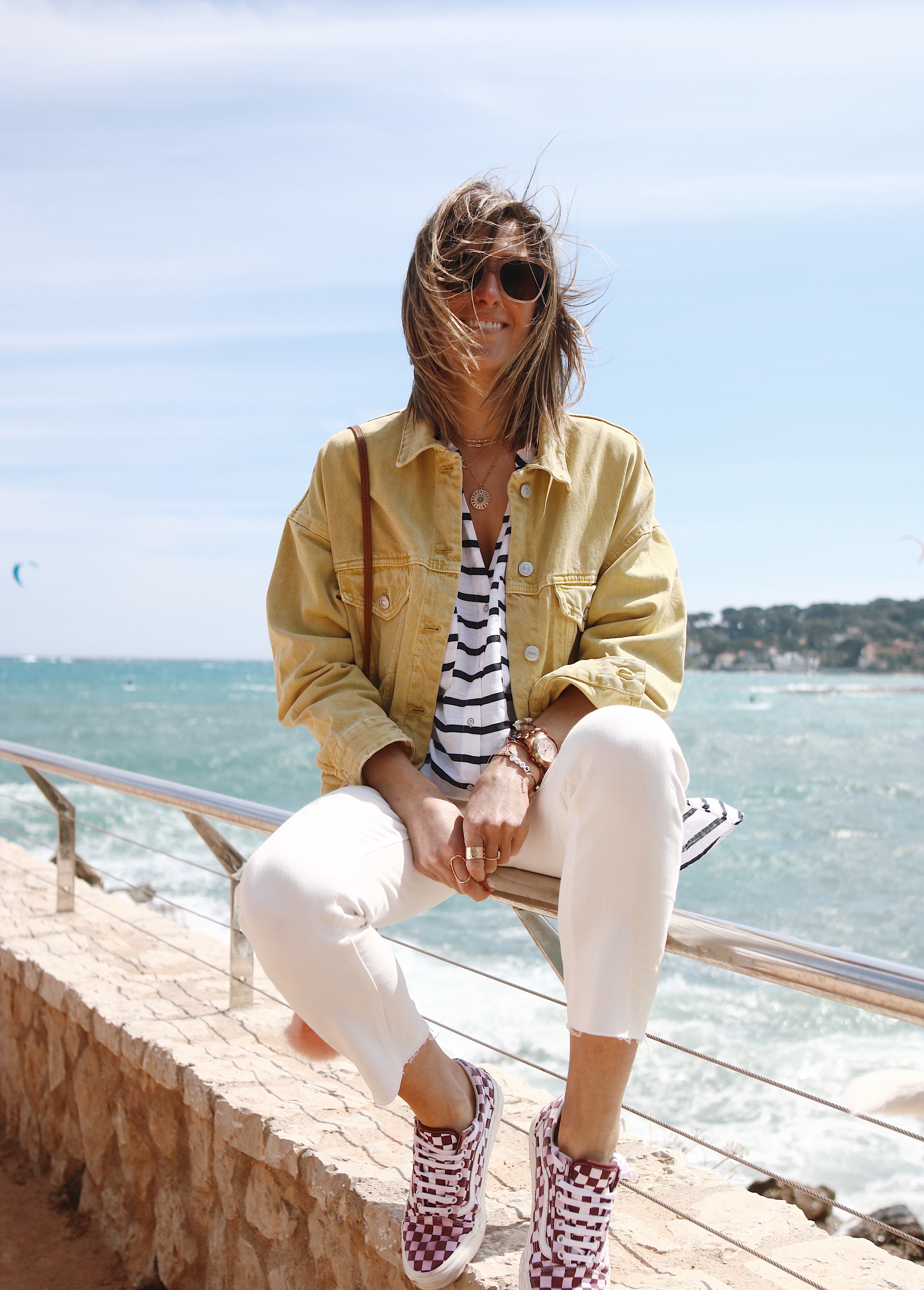 Chon & CHON - WINDY - blog mode et bijoux, casual look Zara, jeans blanc et veste denim jaune, chemise lin rayée