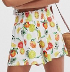 ASOS DESIGN – Short à taille smockée imprimé fruits