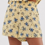 Monki – Short à imprimé fleurs des champs – Jaune