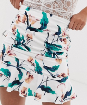 PrettyLittleThing – Mini jupe à imprimé fleurs tropicales – Blanc