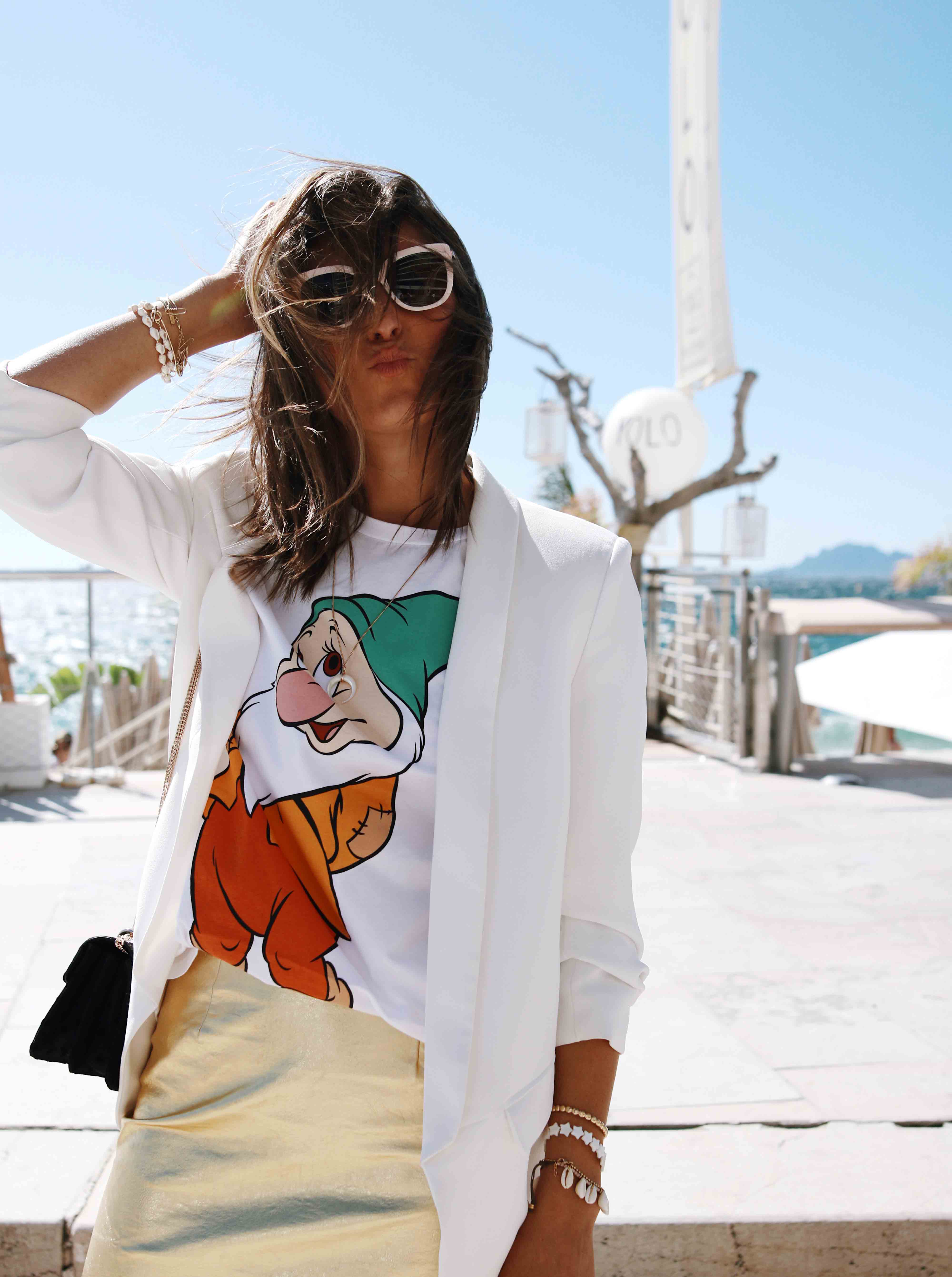 @chon.and.chon - fashion blogger - disney t shirt, gold mini skirt, white blazer, casual and girly style - french blogger - south of france
