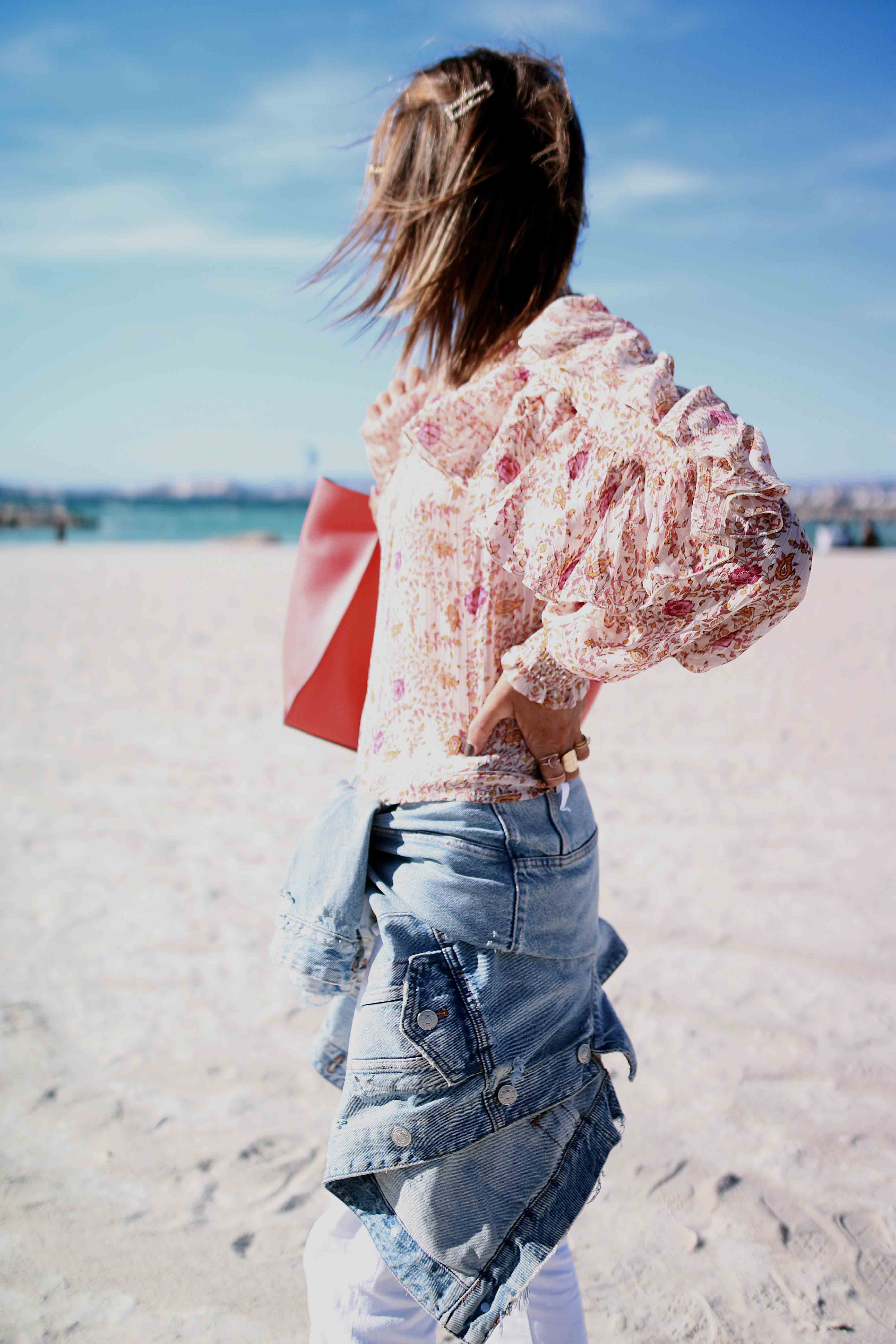 @chon.and.chon www.chonandchon.com flower top, denim jacket, casual style, pink blouse, flower blouse, nasty gal top