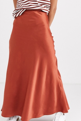 Monki – Jupe mi-longue en satin – Rouille