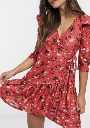 River Island – Robe courte avec ourlet à volant et motif fleurs – Rouge