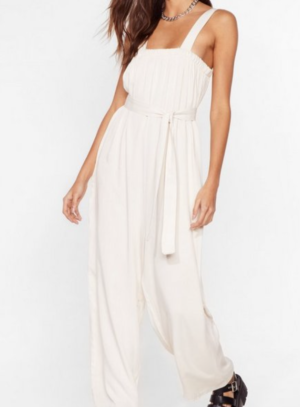 Combinaison ceinturée à col carré Je suis toujours dans les combines NASTY GAL