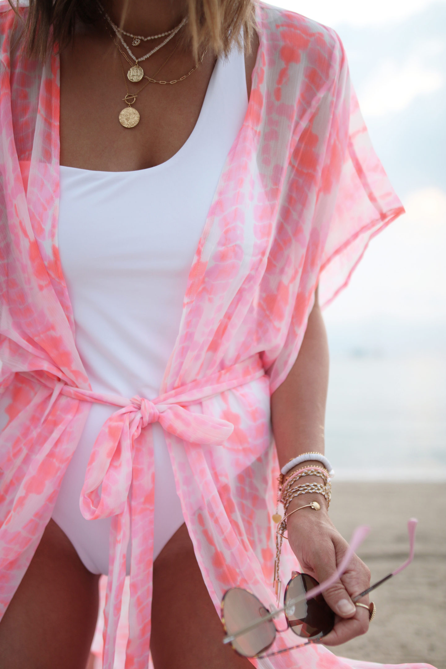 white bikini ans pink kimono 
