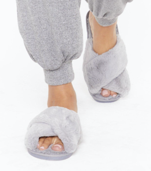 Chaussons style mule en fausse fourrure avec brides croisées NASTY GAL