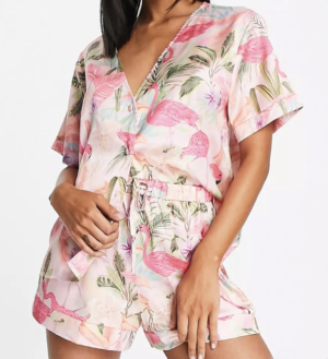 ASOS DESIGN – Ensemble de pyjama chemise sans col et short en satin à motif flamant rose – Rose
