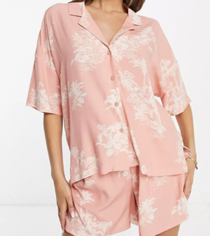 Lindex – Pyjama avec top avec col à revers et short à imprimé palmier – Corail