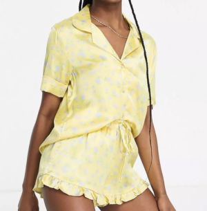 ASOS DESIGN – Ensemble pyjama avec short à volants et chemise en satin fleuri – Jaune