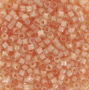 MIYUKI DELICA 11/0 DB0067 – LIGHT PEACH LINED CRYSTAL LUSTER X8G PERLES AND CO