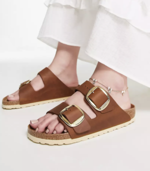 Birkenstock – Arizona – Sandales en cuir avec de larges boucles – Cognac