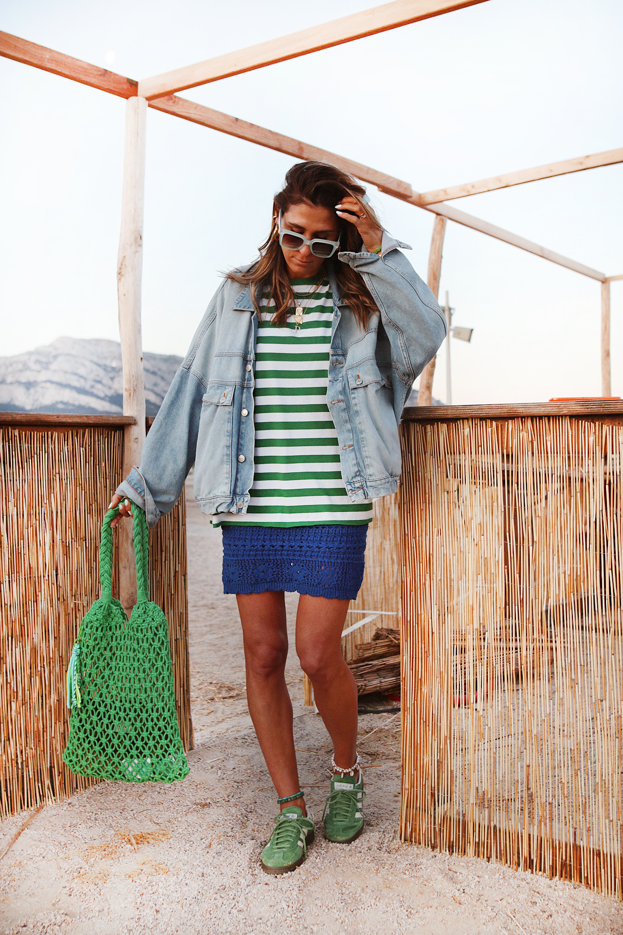 www.chonandchon.com top rayures vert, mini jupe crochète bleu adidas basket vertes