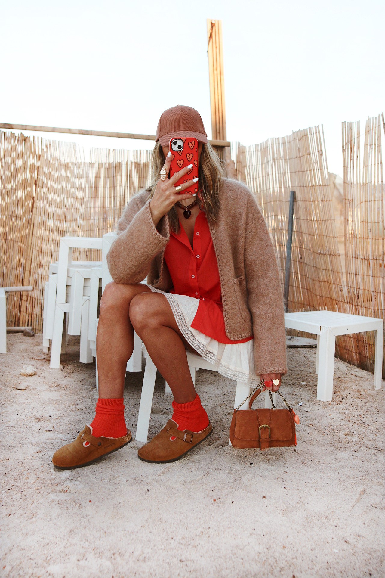 www.chonandchon.com veste lucie sézane, chemise corail, sabot moumoute birkenstock