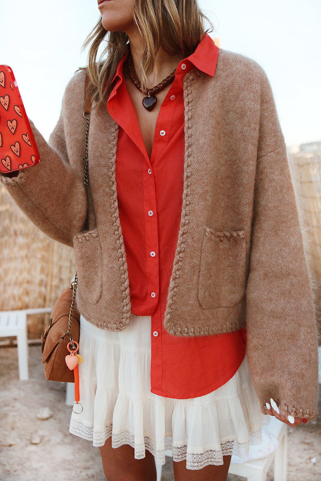 www.chonandchon.com veste lucie sézane, chemise corail, sabot moumoute birkenstock collier coeur