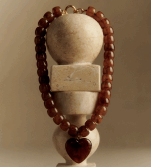 Collier claude marron caramel coeur Sézane