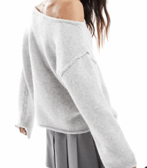 Miss Selfridge – Pull asymétrique ample à épaule dénudée en maille confortable – Gris chiné