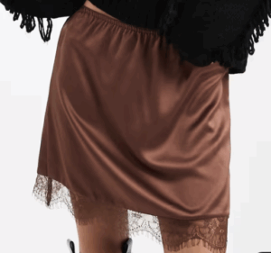 ASOS DESIGN – Mini-jupe satinée avec bord en dentelle – Chocolat