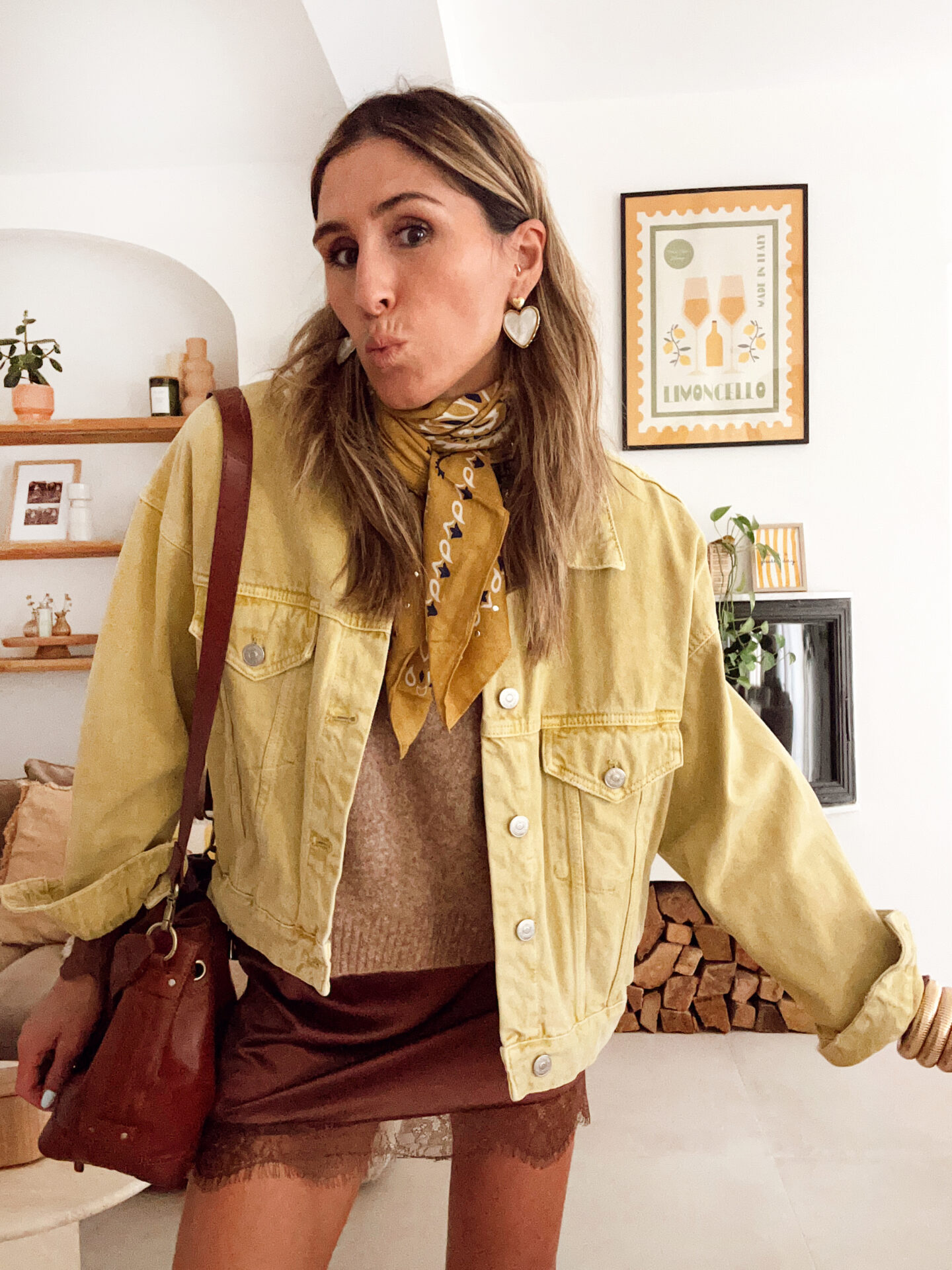 www.chonandchon.com jupe curte marron satin veste jean jaune bottes vanessa wu marron