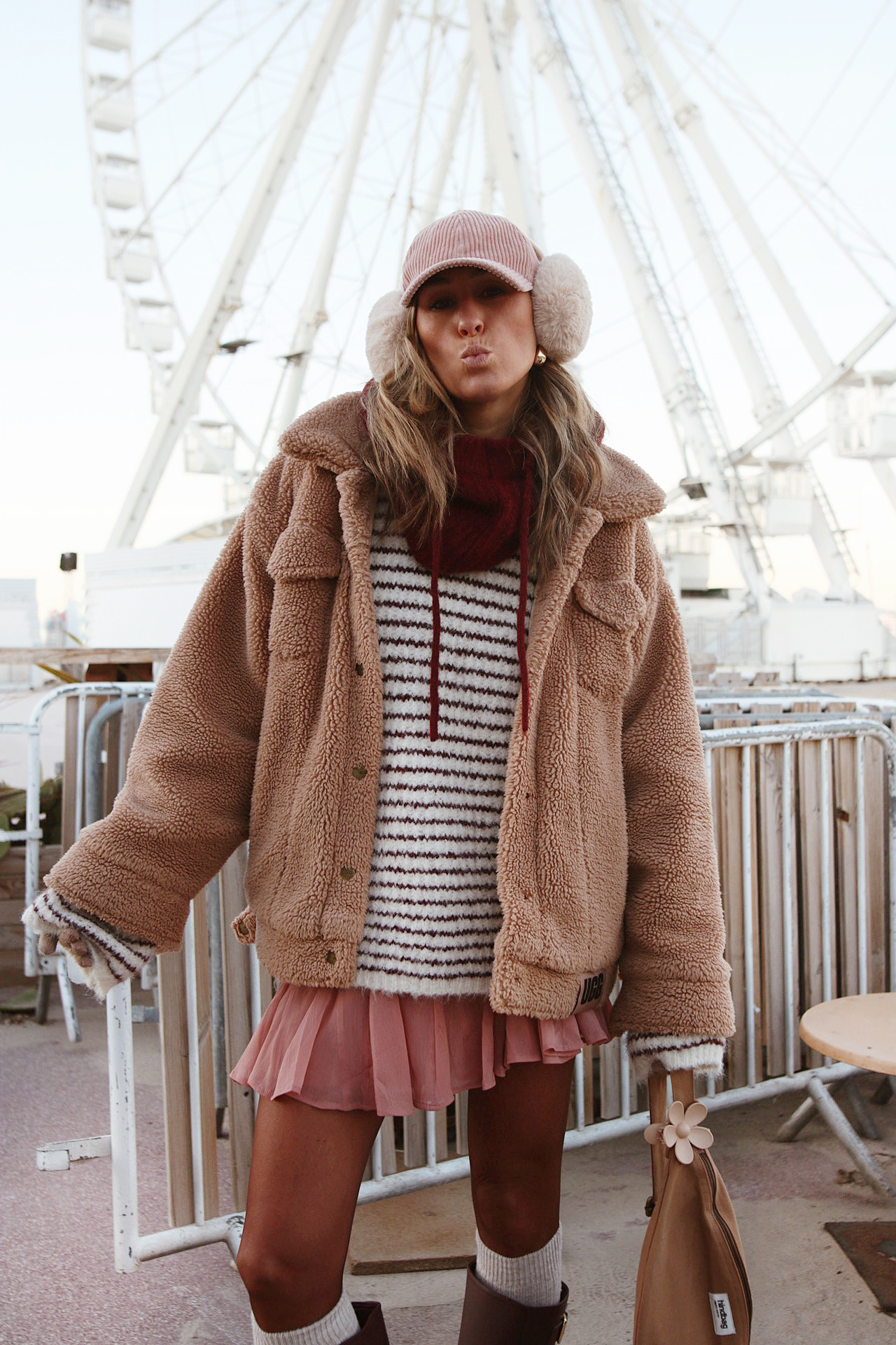 www.chonandchon.com mini jupe vieux rose pull bordeaux rayé bottes de pluie stradivarius bordeaux