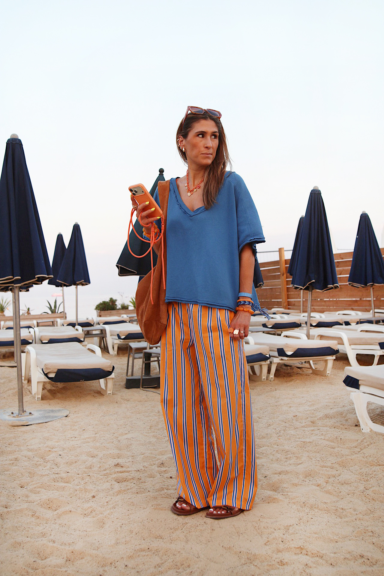 t shirt American vintage bleu électrique pantalon orange rayé pull and bear
