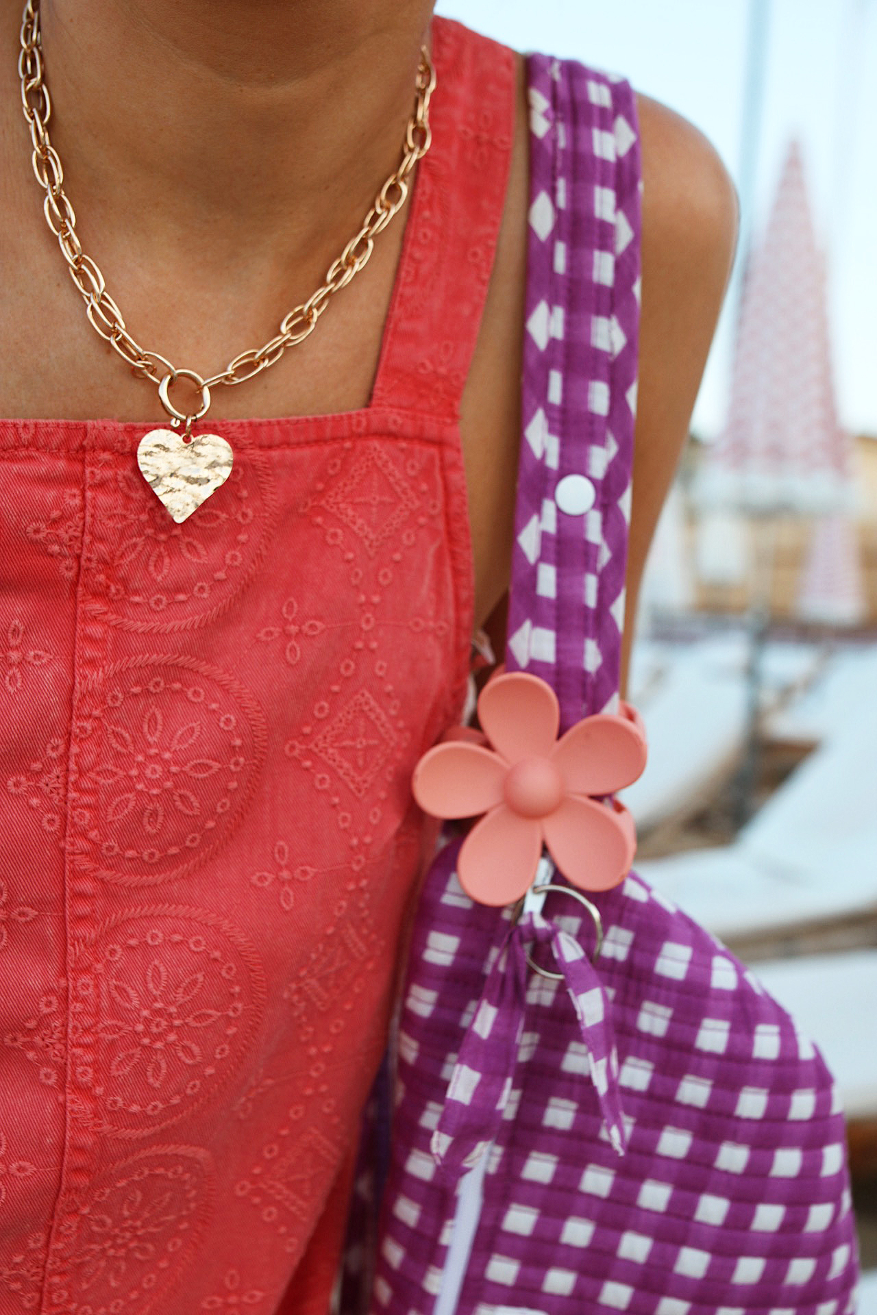 www.chonandchon.com robe salopette brodée rouge promod collier doré maille coeur 
